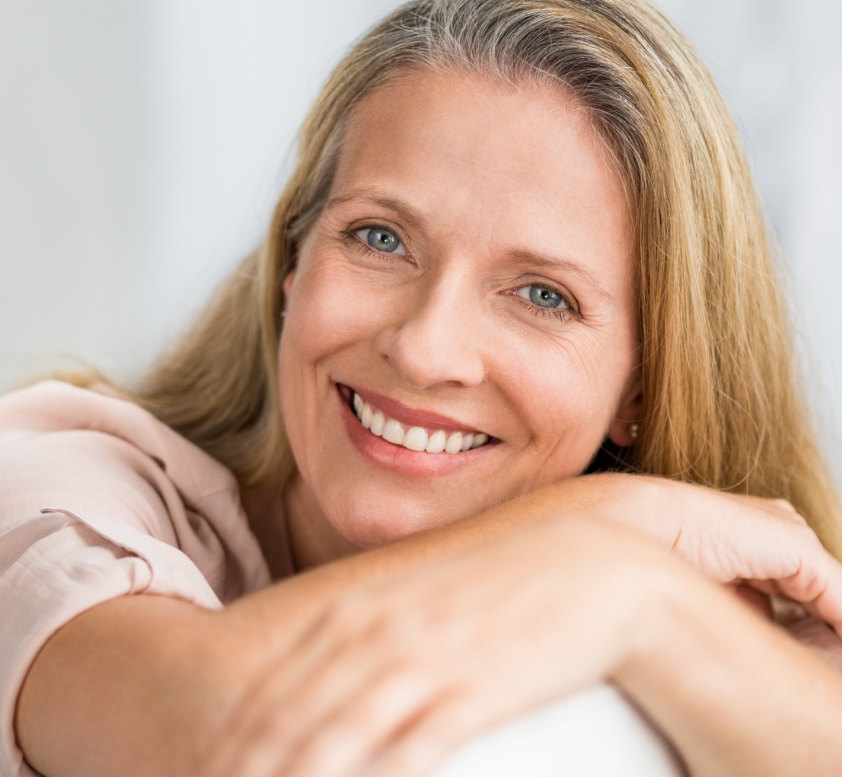 Lächelnde Frau symbolisiert Hautverjüngung durch Laserbehandlungen