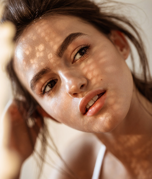 Gesicht einer jungen Frau symbolisiert PRP-Behandlung für eine glatte Haut und Haarausfall
