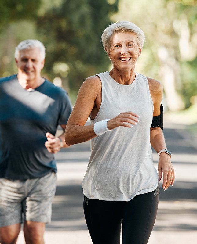 Älteres Paar beim Joggen symbolisiert Smart Aging Concept - Bodystyling